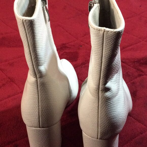 White Embossed Vinyl Ankle Boots Size 5.5 - Picture 6 of 8